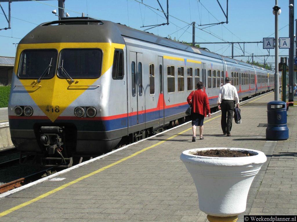 Blankenberge is met de trein gemakkelijk te bereiken. In de zomer rijden er extra treinen vanuit Brussel en Brugge naar Blankenberge. Vanaf het station is het ongeveer 10 minuten lopen naar het strand.